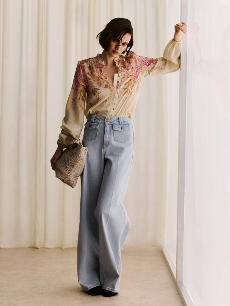 Jasne jeansy wide leg z ozdobnymi guzikami