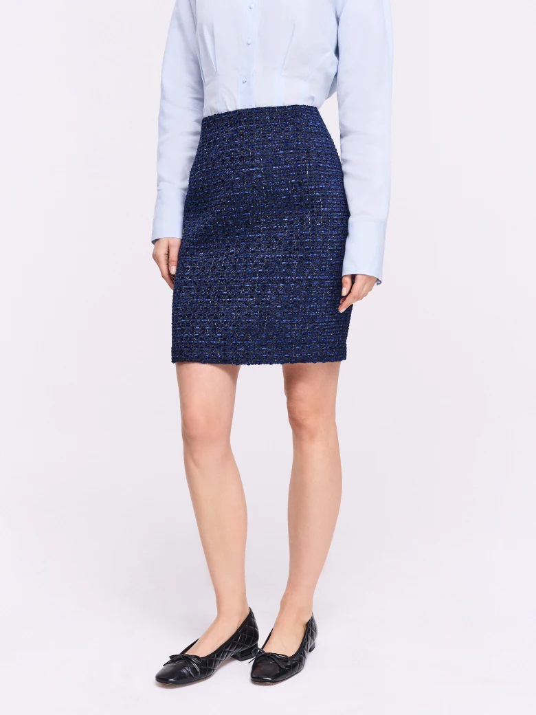 Short pencil skirt made of tweed