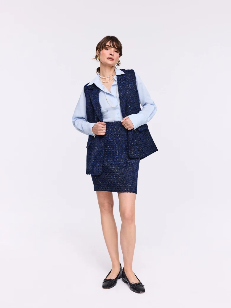 Short pencil skirt made of tweed