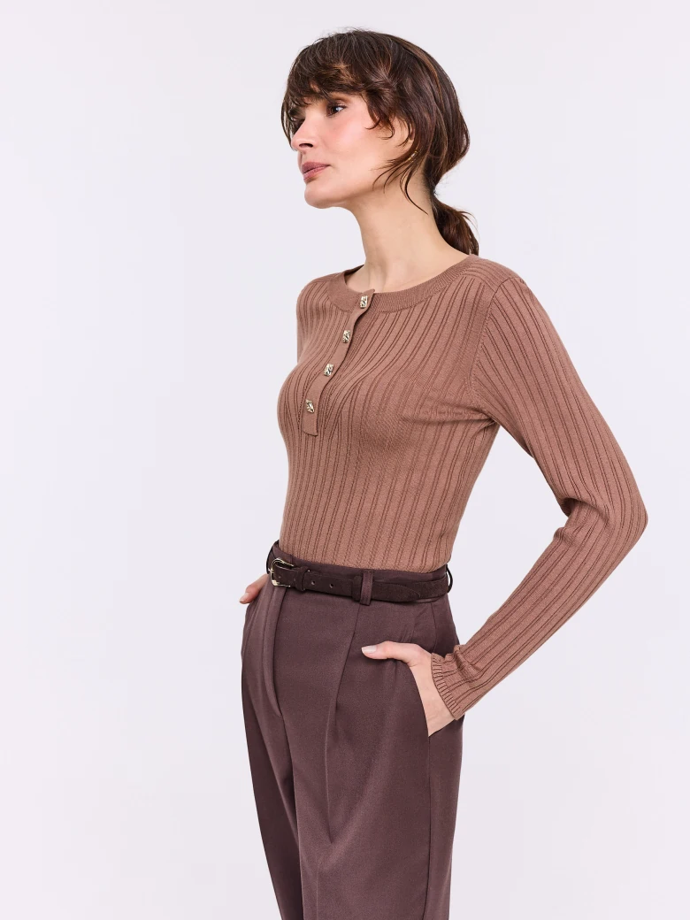 Fitted brown ribbed knit sweater