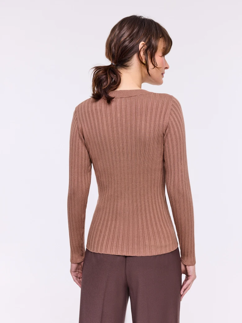 Fitted brown ribbed knit sweater