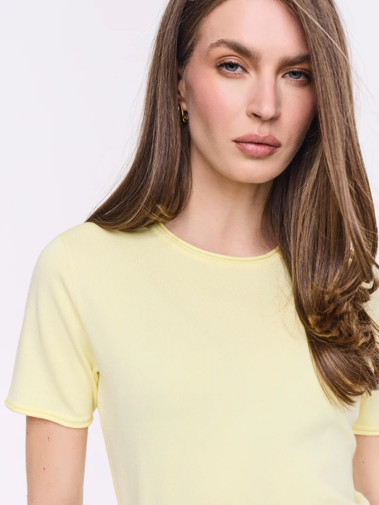 Light yellow short-sleeved sweater