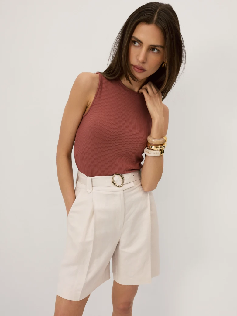A brick-red top in ribbed viscose