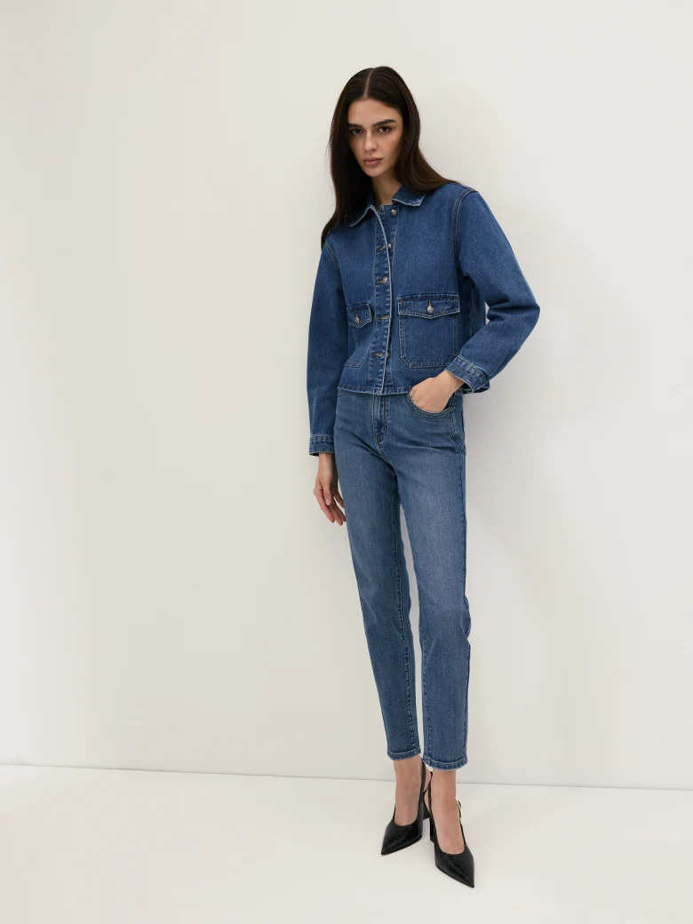 High-waisted, slim-fit jeans