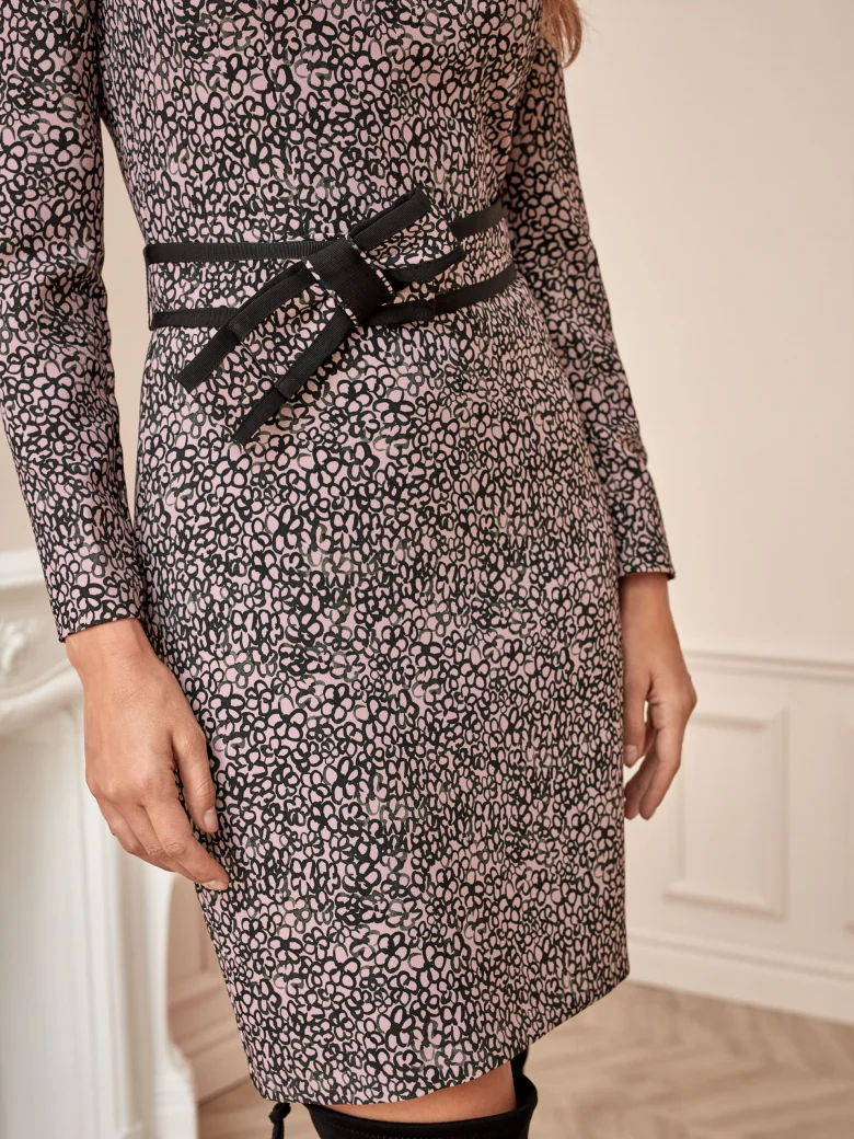 ELEGANT DRESS WITH DECORATIVE BELT