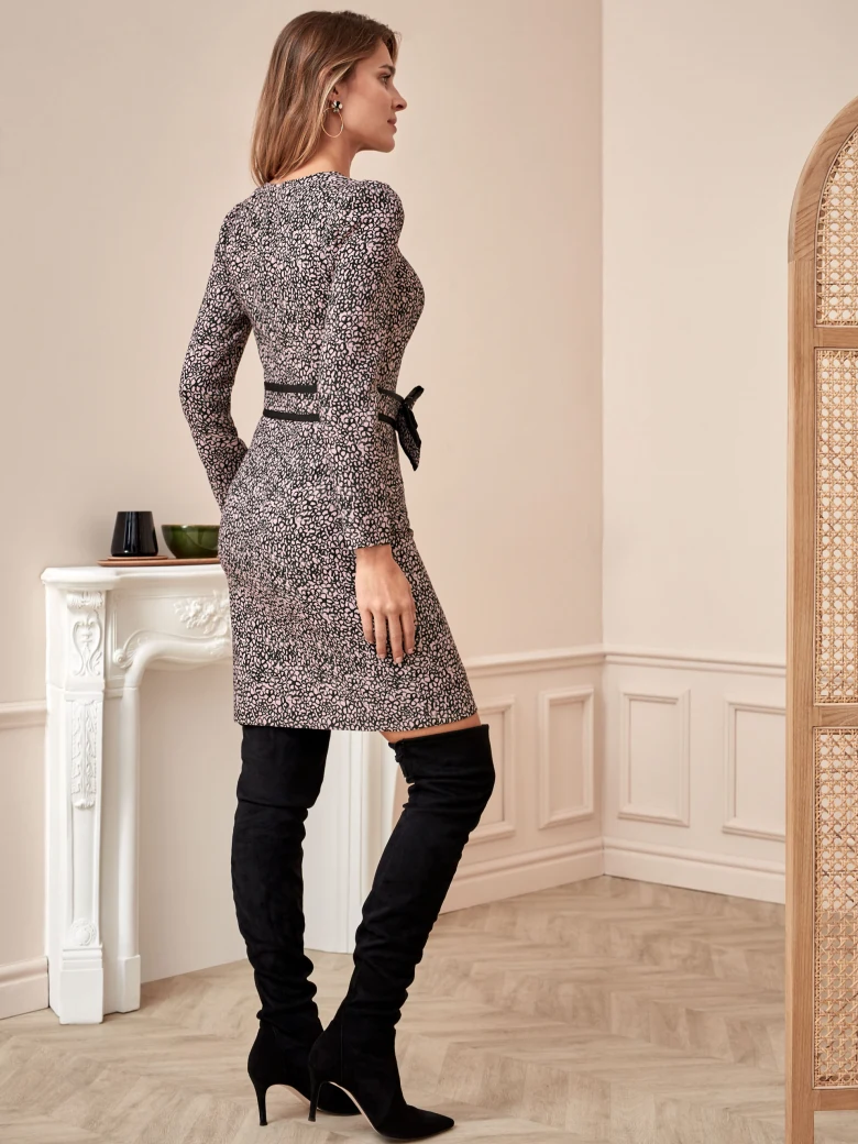 ELEGANT DRESS WITH DECORATIVE BELT
