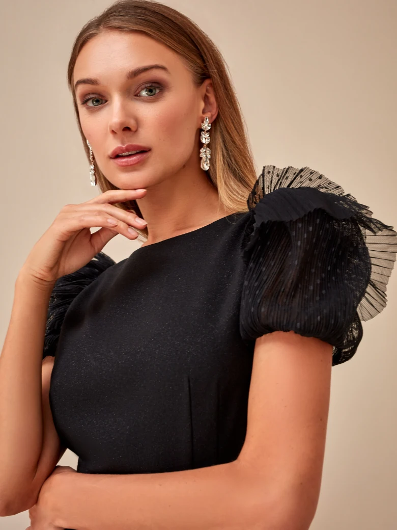 DRESS WITH SPECTACULAR BUFFETS