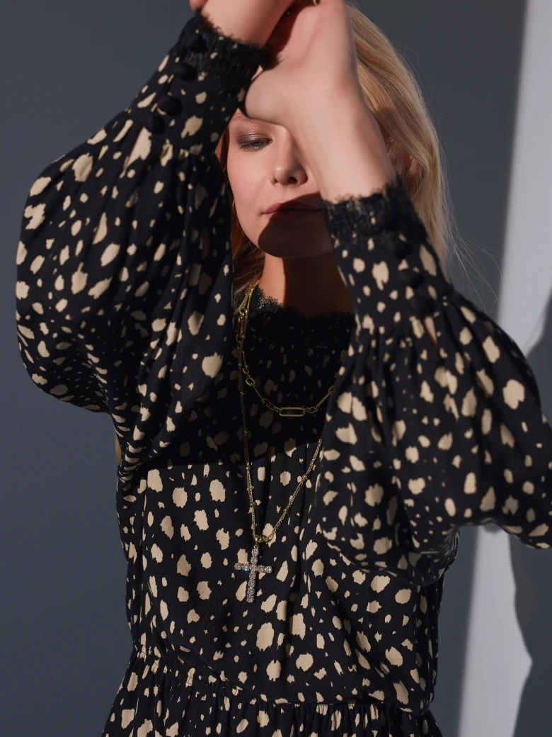 BLACK DRESS WITH FINE PATTERN