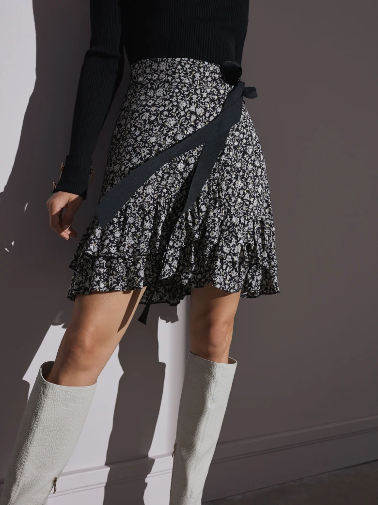 SHORT SKIRT WITH FLOWERS