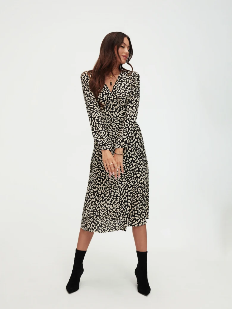 Elegant dress with creased neckline