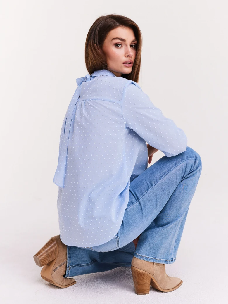Loose blue shirt with binding on the back