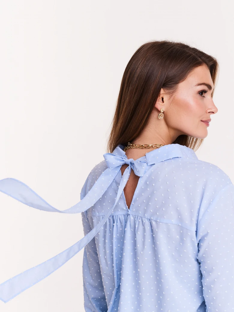 Loose blue shirt with binding on the back