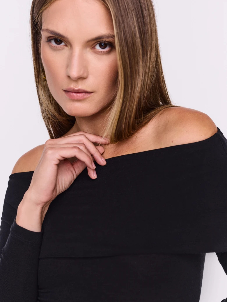 Fitted black blouse with a spanish neckline