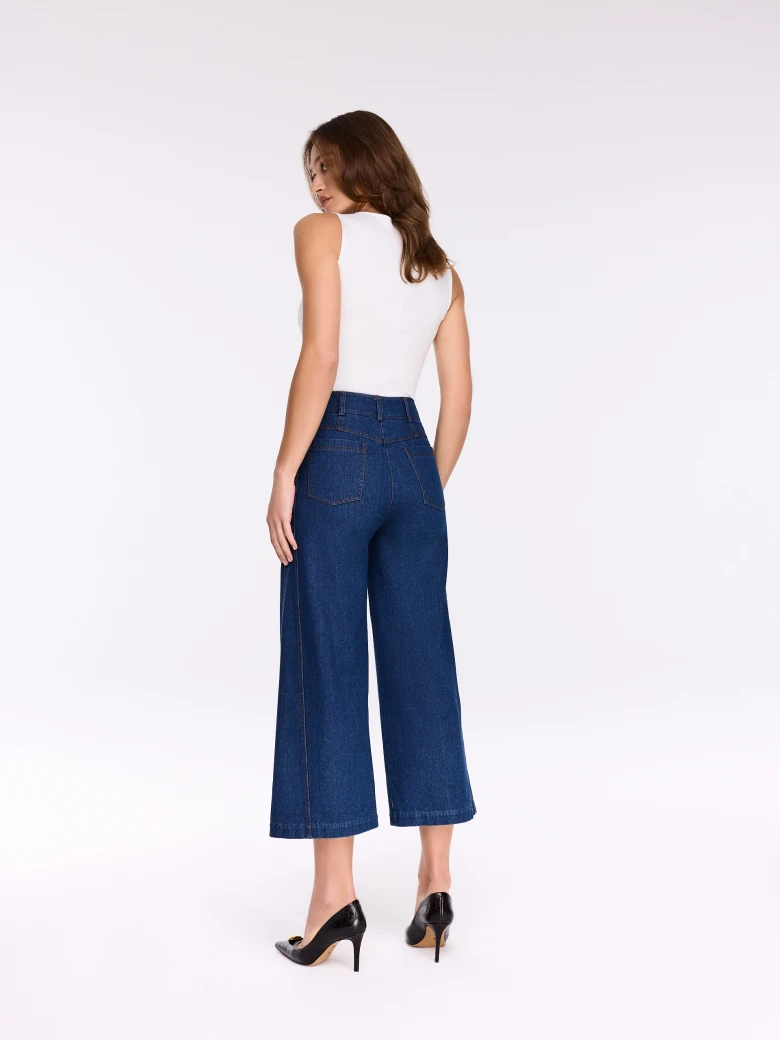 Jeans with straight legs
