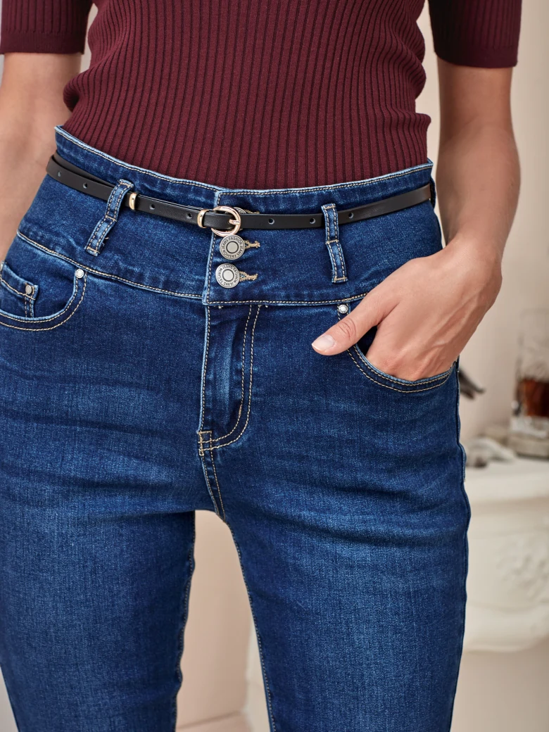 FITTED HIGH-WAISTED JEANS