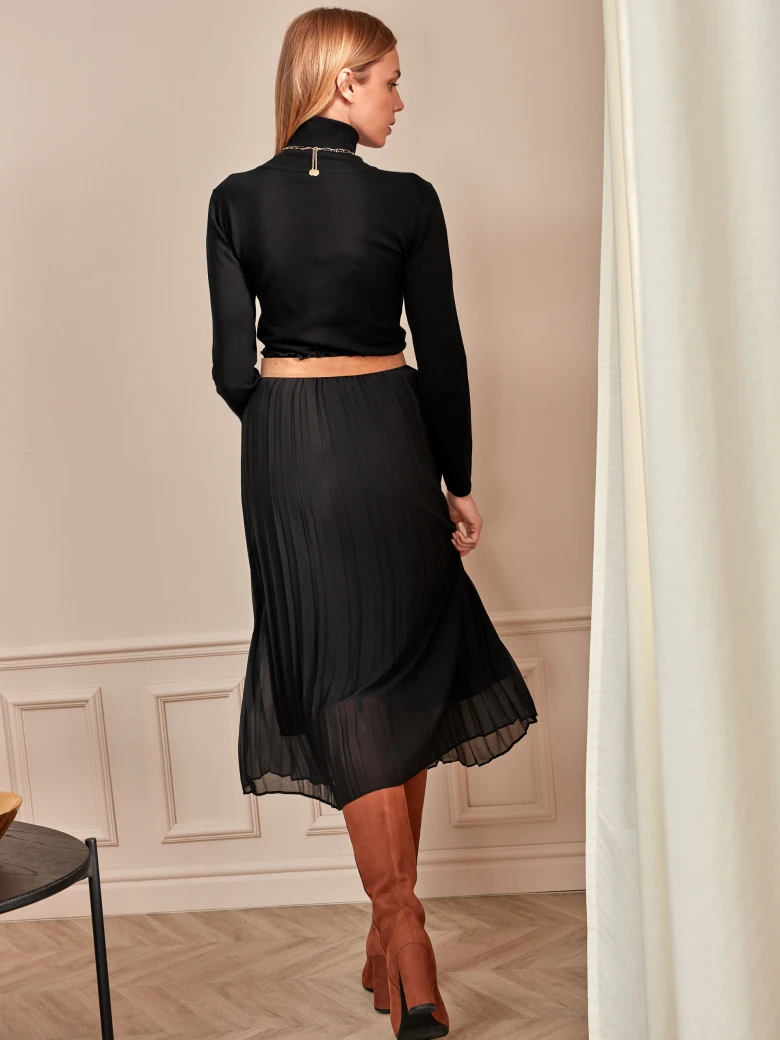 ELEGANT TURTLENECK IN BLACK COLOR
