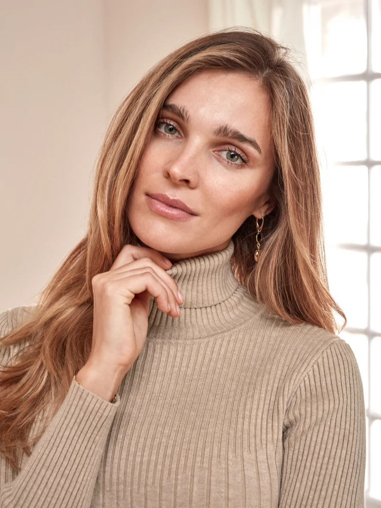 BEIGE RIBBED TURTLENECK