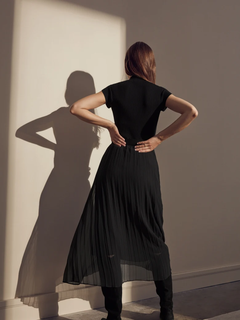 BLACK PLEATED SKIRT