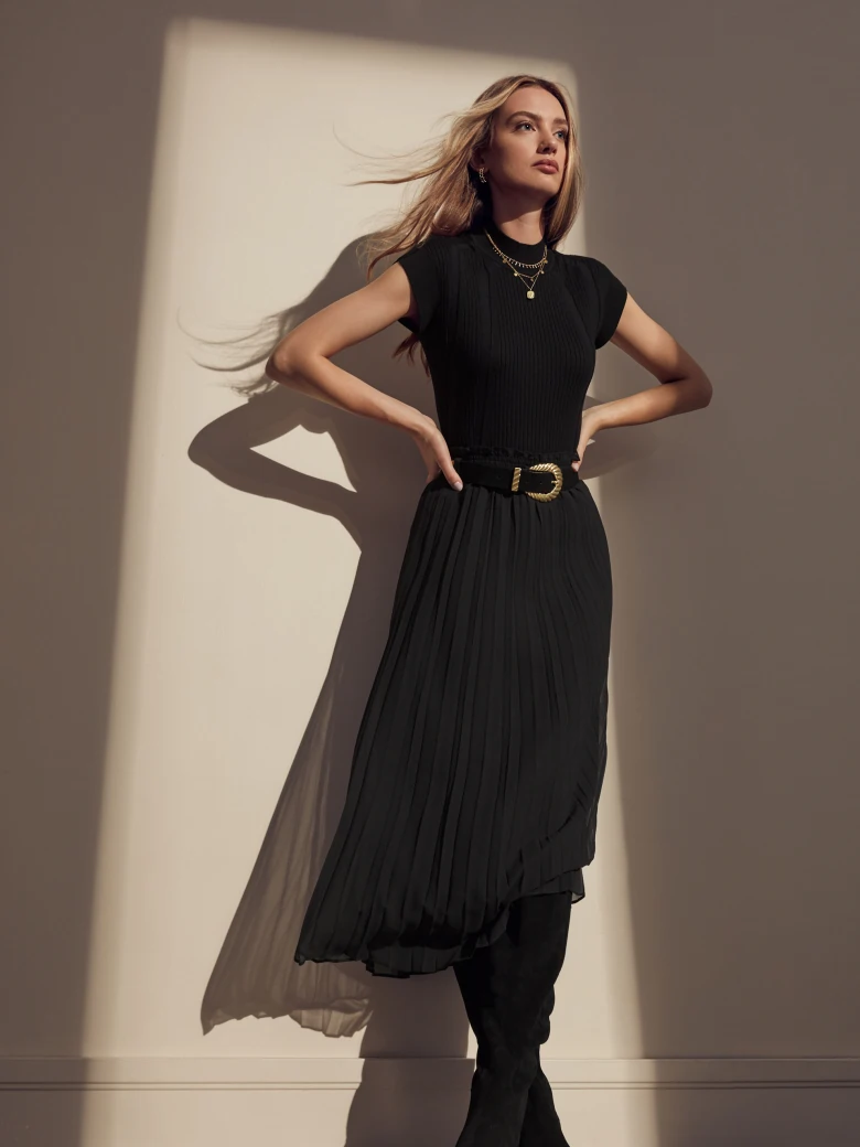 BLACK PLEATED SKIRT