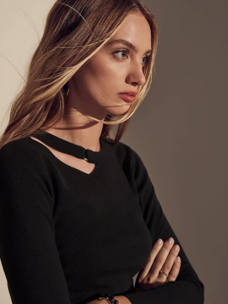 BLACK FITTED SWEATER