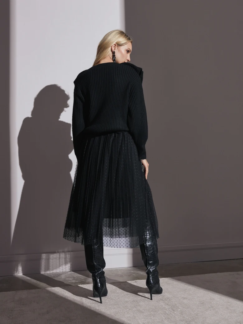 BLACK SWEATER WITH LARGE COLLAR