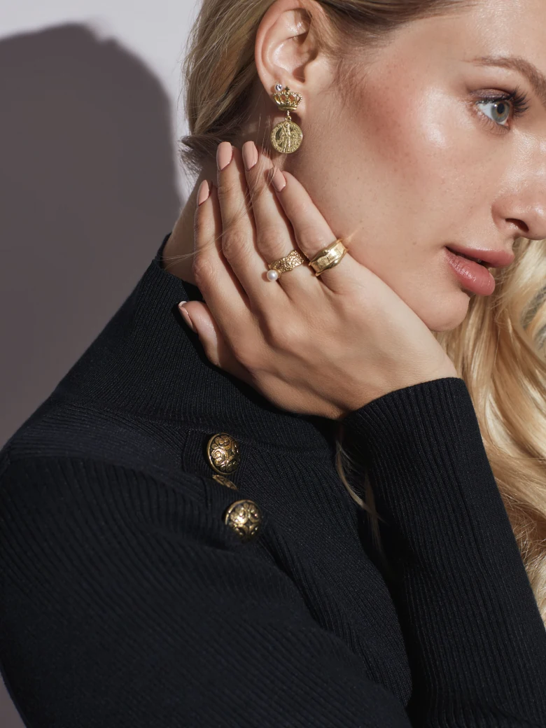BLACK HALF TURTLENECK WITH GOLD BUTTONS