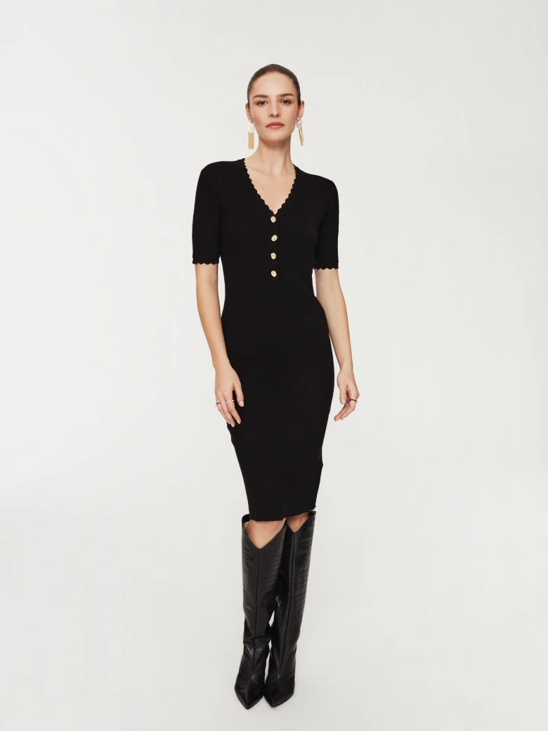 Ribbed black dress with short sleeves