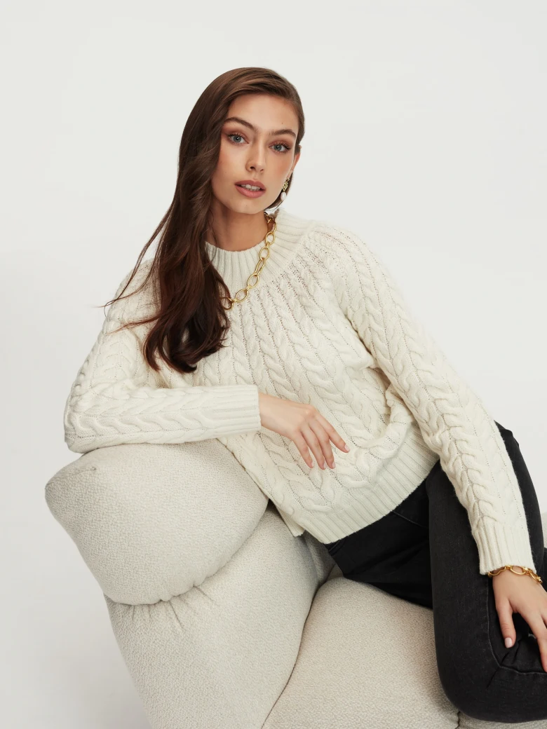 Sweter o warkoczowym splocie