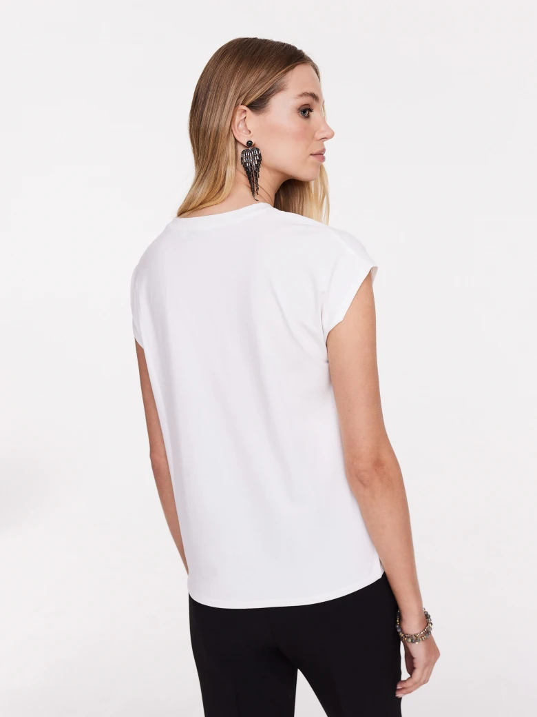 White blouse with short sleeves and patch applique