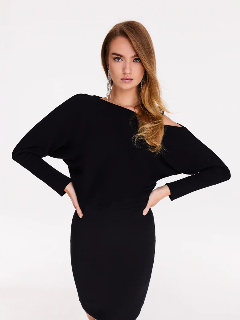 Fitted asymmetrical dress in black color