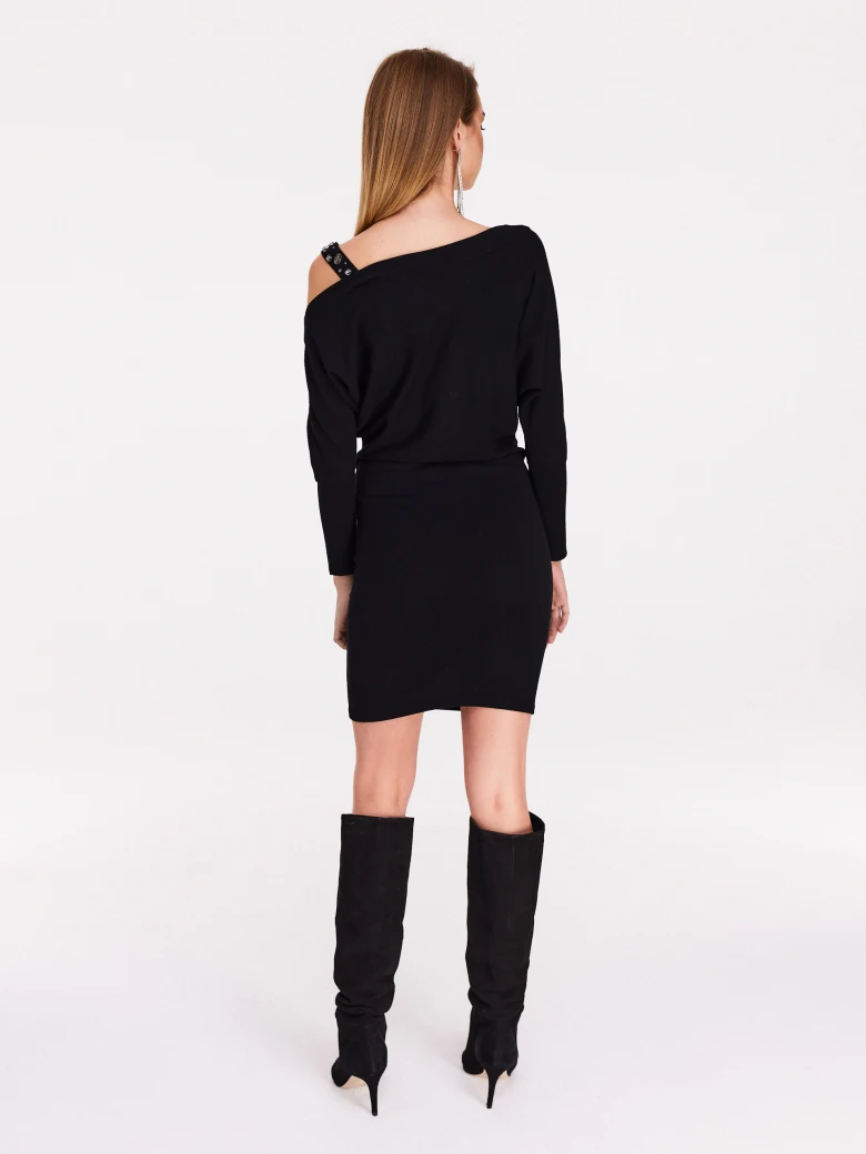 Fitted asymmetrical dress in black color