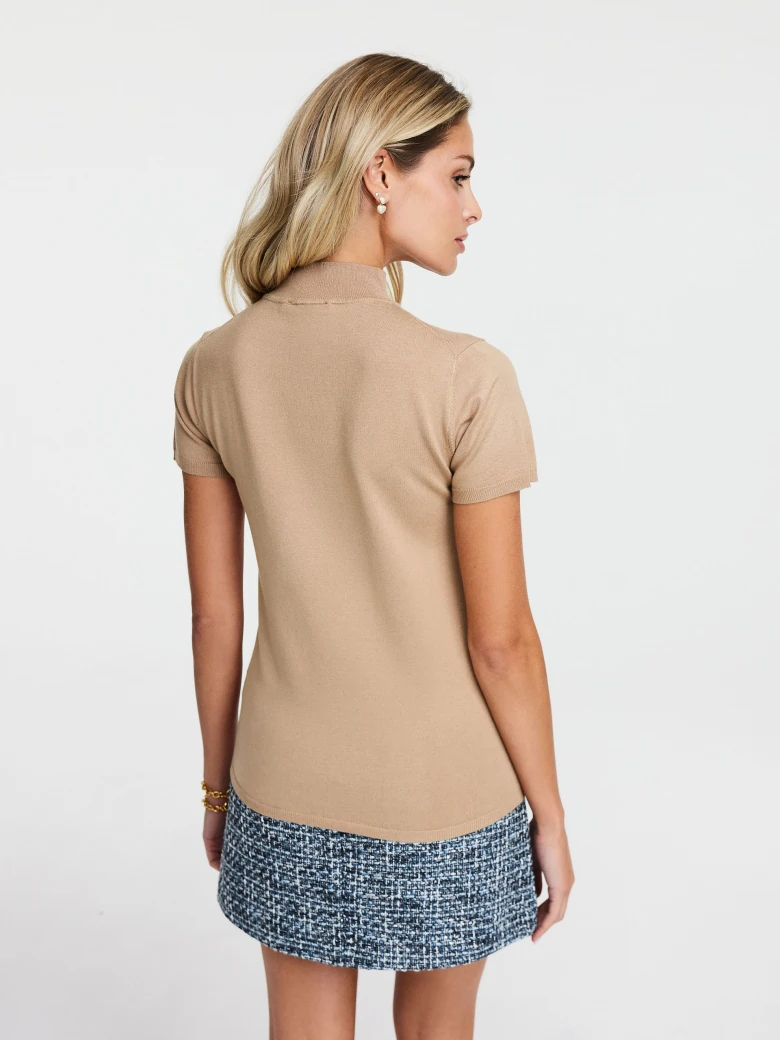 Beige half-golf with short sleeves