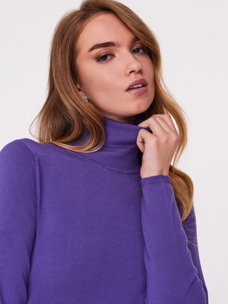 Matching purple viscose turtleneck