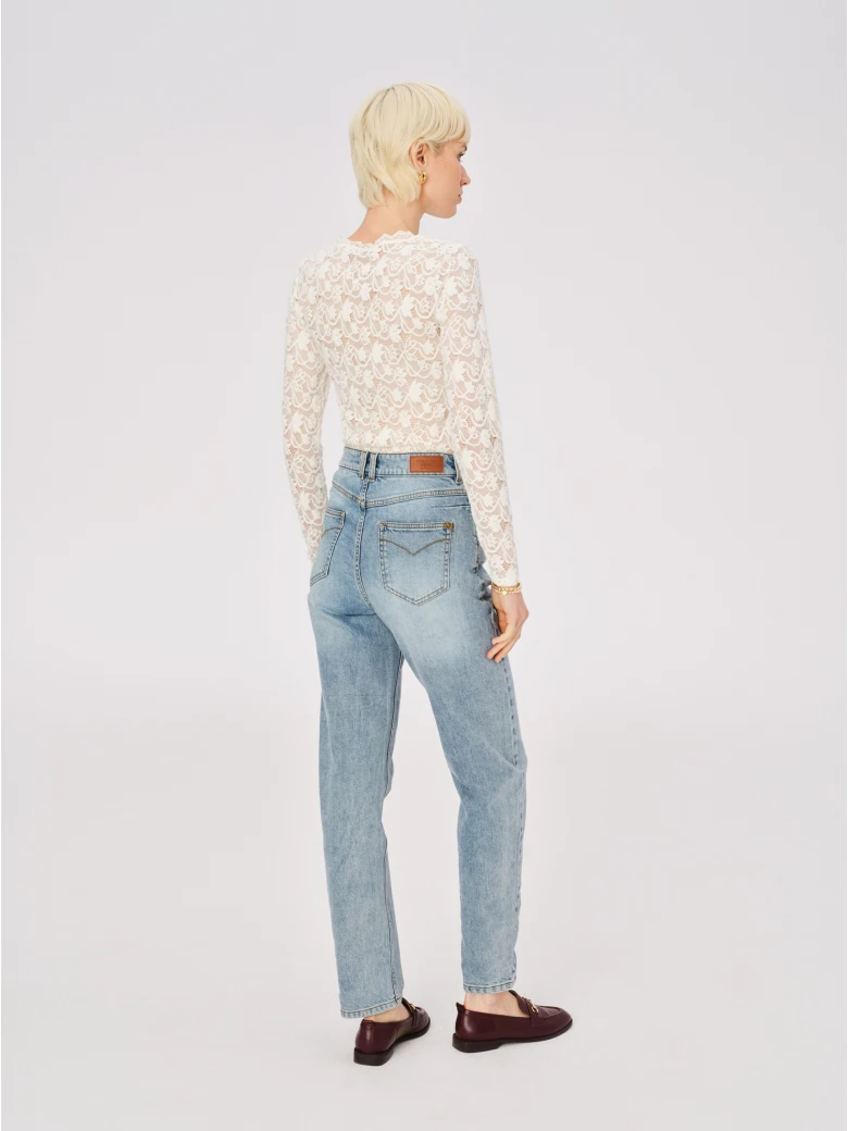 Jasne spodnie typu mom jeans z wysokim stanem