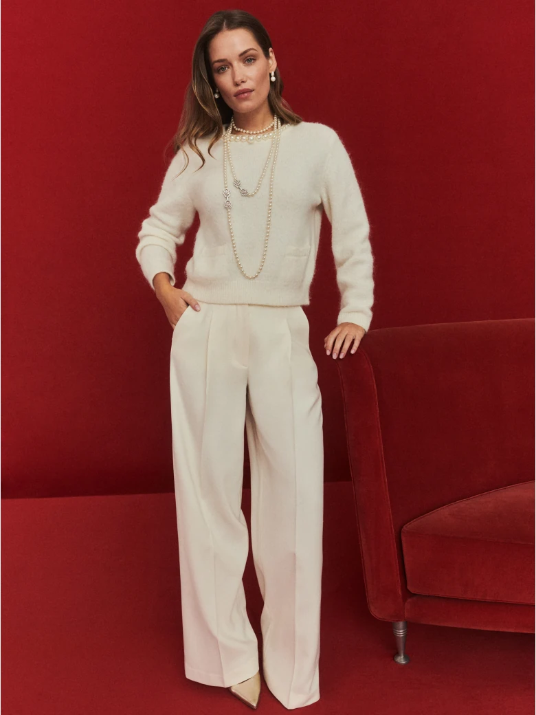 Creamy sweater with pearls and pockets