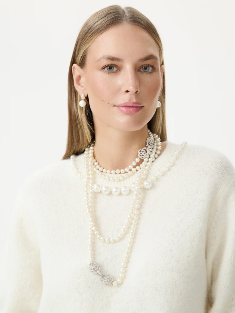 Creamy sweater with pearls and pockets