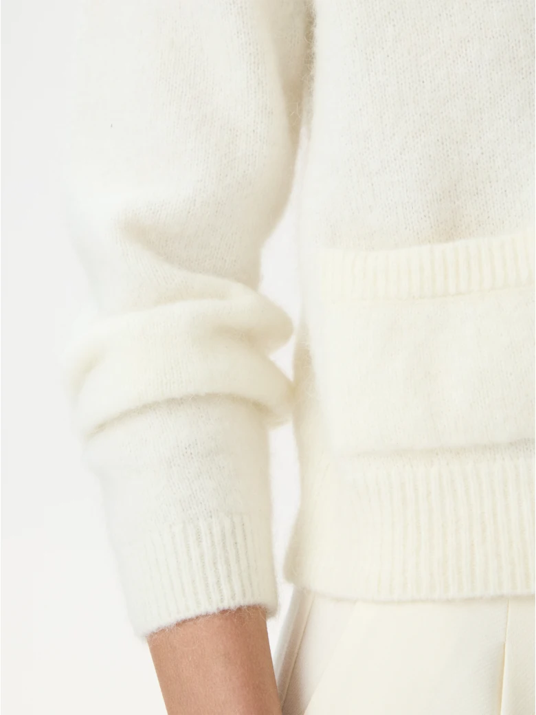 Creamy sweater with pearls and pockets