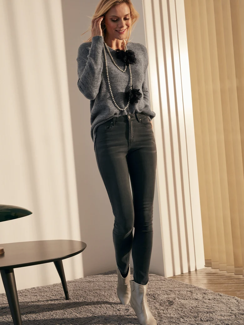 SWEATER WITH BACK NECKLINE