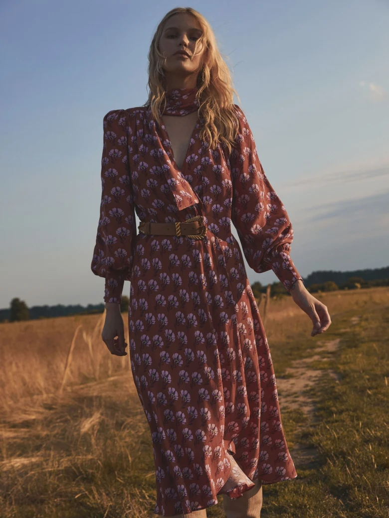 Brązowa sukienka midi w stylu boho