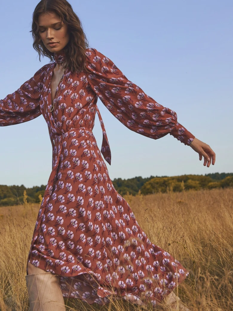 Brązowa sukienka midi w stylu boho