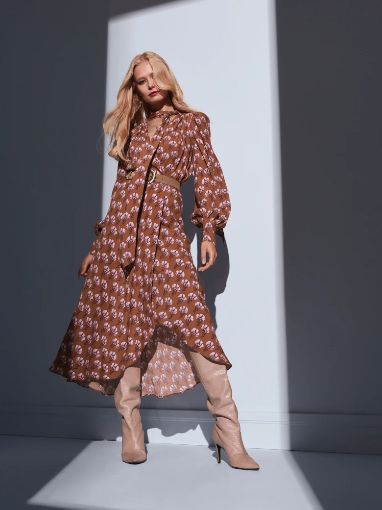 Brązowa sukienka midi w stylu boho