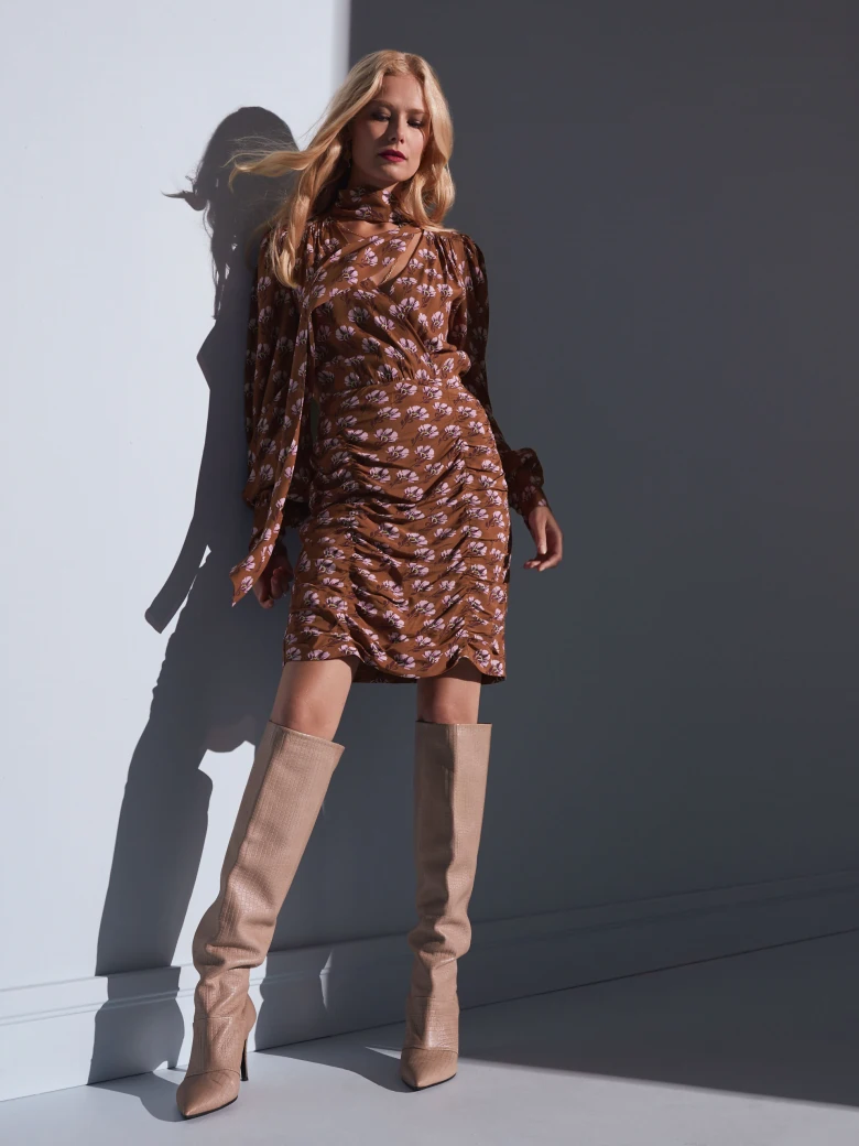 Brązowa sukienka mini w stylu boho