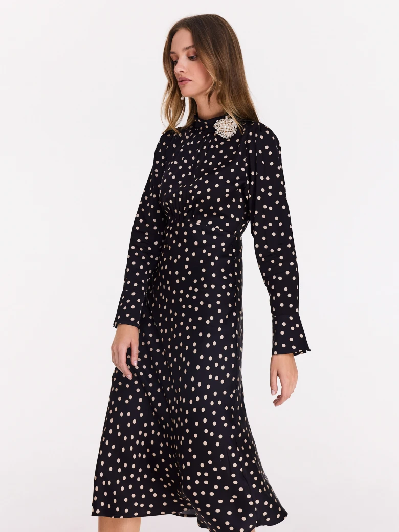Elegant midi dress in peas with pearl brooch