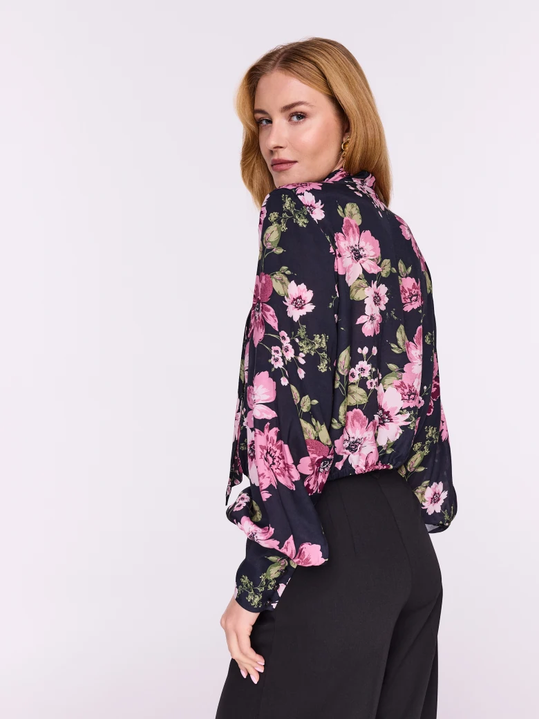 Elegancka czarna bluzka z wiskozy w kwiaty