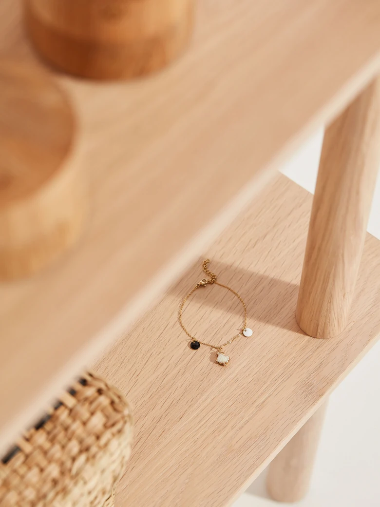 BRACELET WITH A SEASHELL