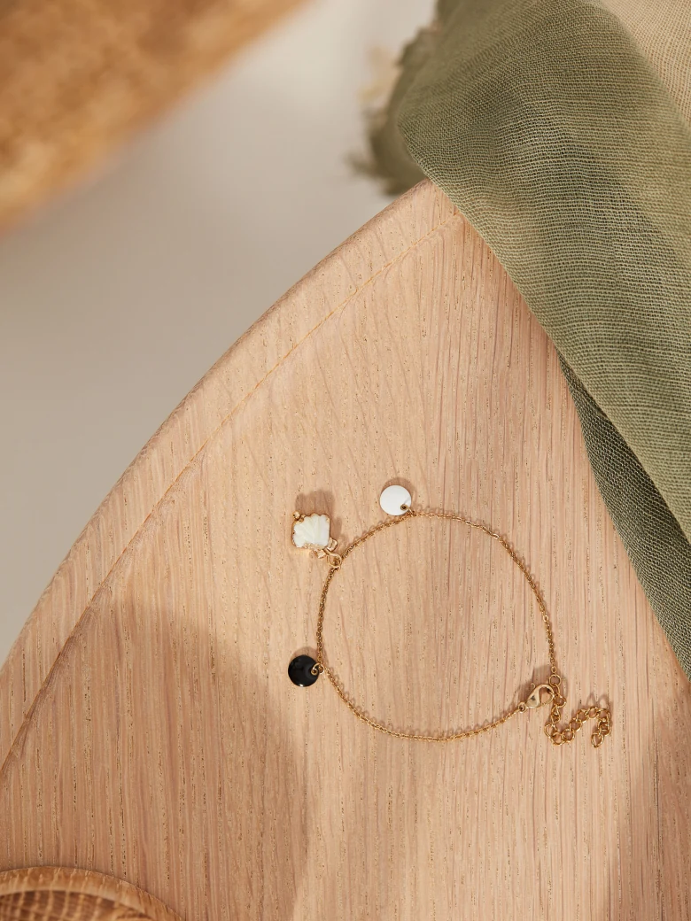 BRACELET WITH A SEASHELL