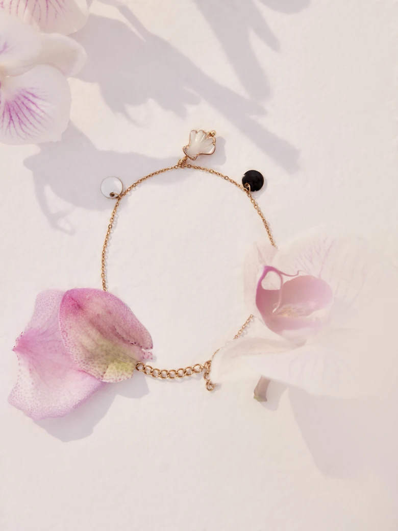 BRACELET WITH A SEASHELL