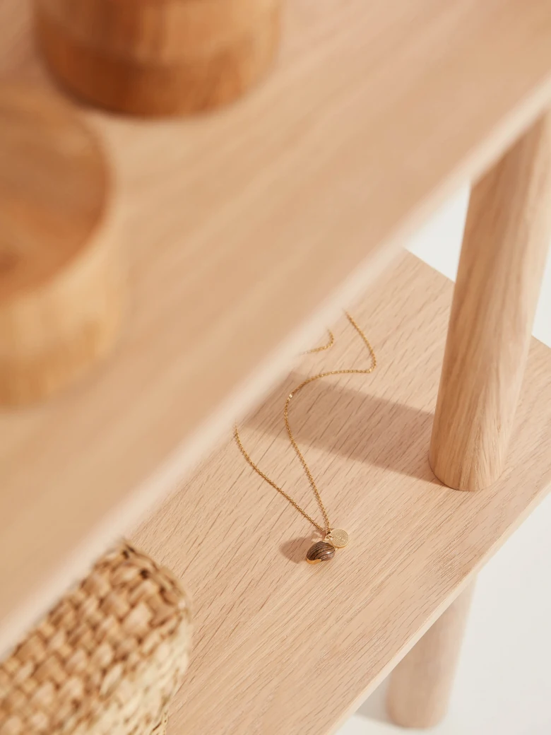 NECKLACE WITH SHELL AND COIN