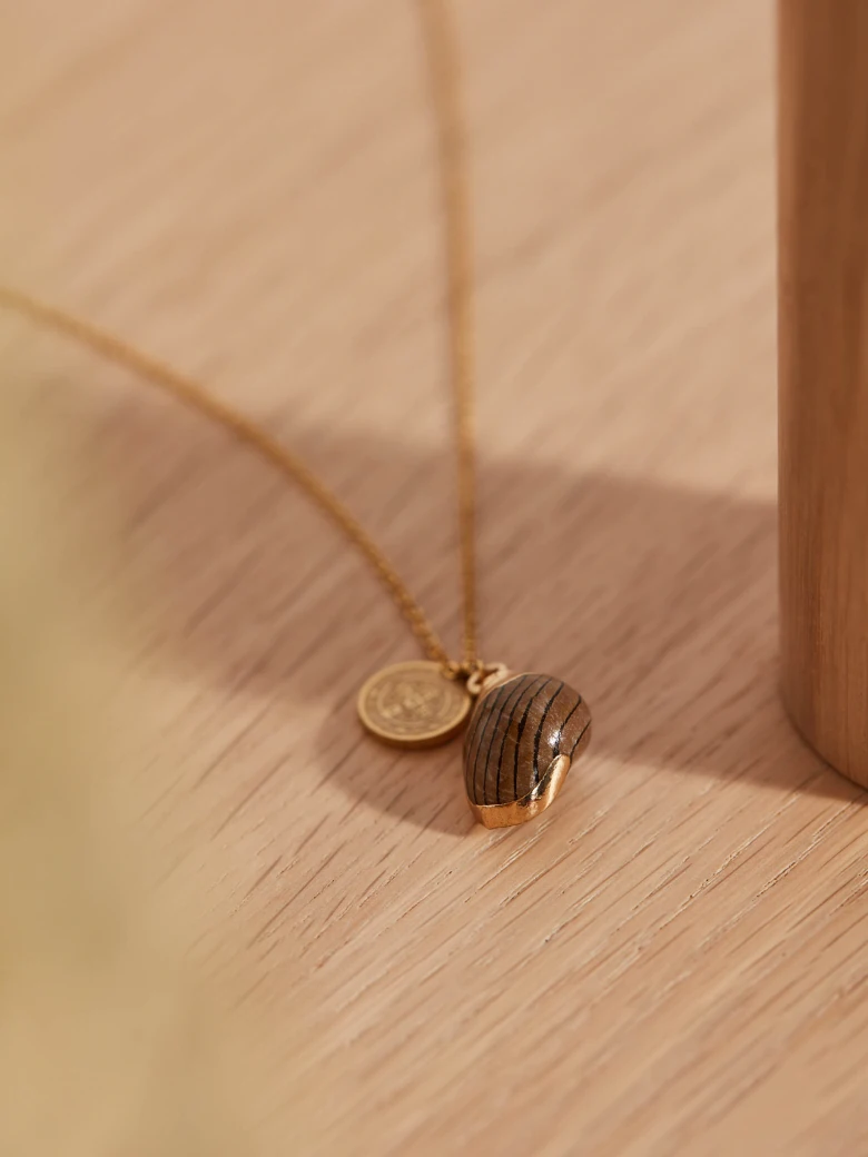 NECKLACE WITH SHELL AND COIN