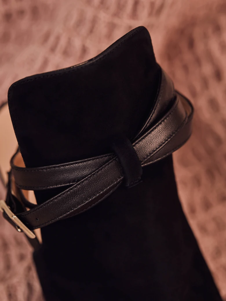 LEATHER SANDALS WITH DECORATIVE STRAPS